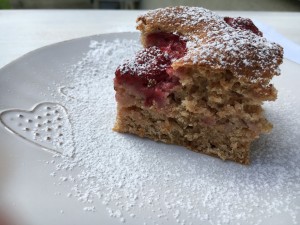 drożdżówka orkiszowa z truskawkami